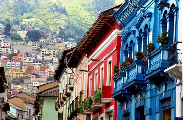 Kolonistil og fargerike hus i Quito.