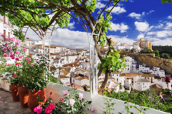Utsikt over landsbyen Setenil de las Bodegas, en av de vakre hvite landsbyene (Pueblos Blancos) i Andalusia, Spania
