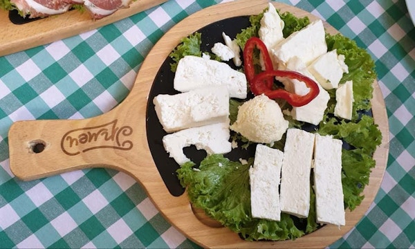 Trefjøl med lokale oster og salat