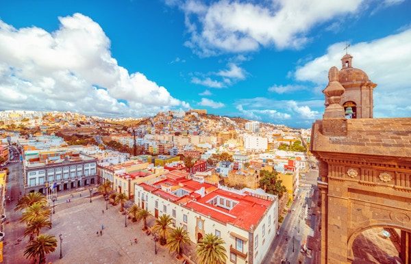 Utsikt over den historiske gamlebyen, rådhuset, katedralen og torget på Las Palmas de Gran Canaria.
