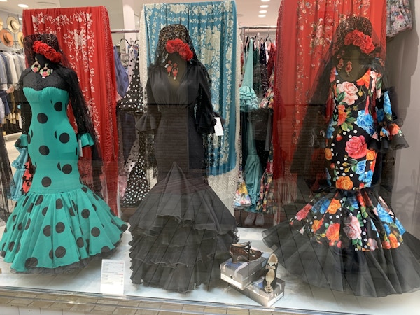 Butikkvindu med flamencokjoler.