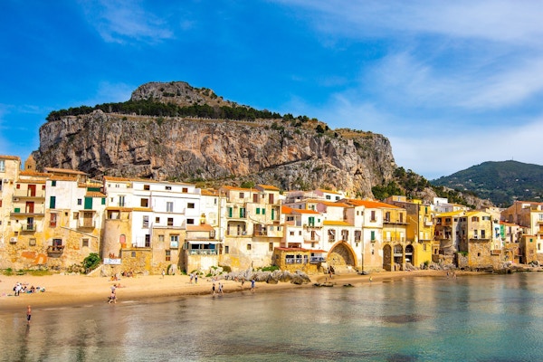 Fjellet La Rocca, strand og byen Cefalu Sicilia, Italia