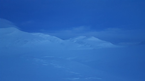 Landskap og vyer, fjell og is på Svalbard i blåtimen mellom lys og mørke