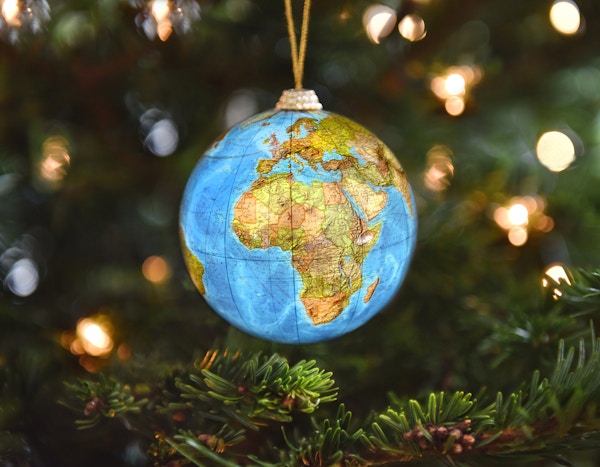 En vintage juledekorasjon som viser alle land i Europa og Afrika
