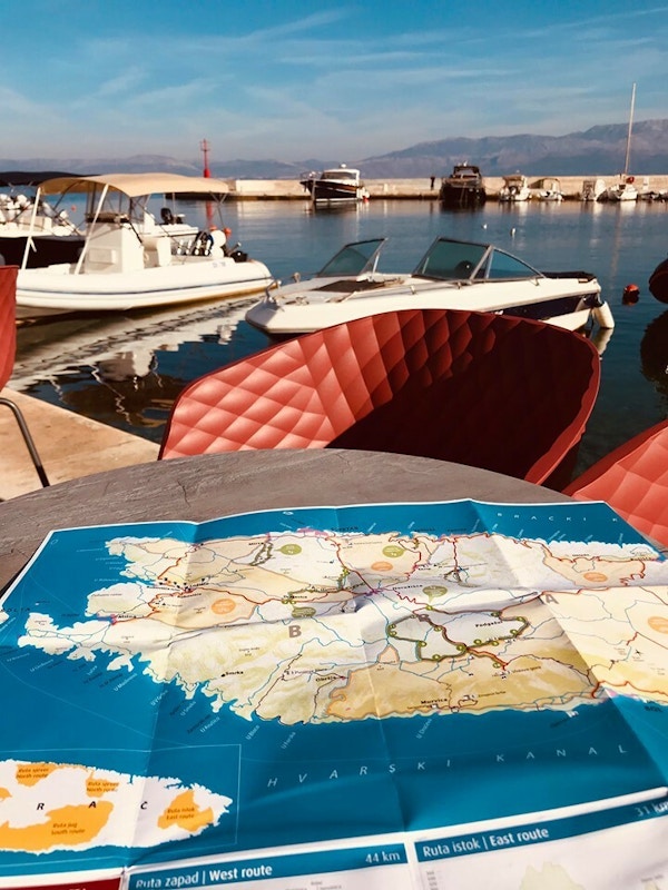 Kart på et bord med utsikt over Brac havn
