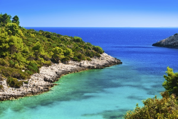 En blå lagune i øyparadiset Korcula i Adriaterhavet utenfor Kroatia, et populært turistmål.