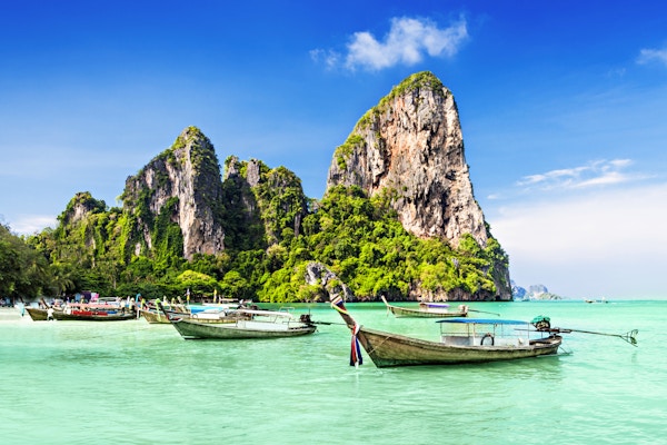 Longtale båter på den vakre stranden, Thailand