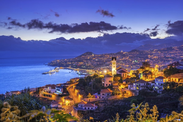 Forhøyet utsikt over distriktet og bybildet, havnen og fjellene i Funchal på den portugisiske øya Madeira.