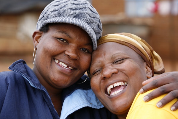 "En afrikansk mor nyter et lettere øyeblikk med sin voksne datter, i Johannesburg, Sør-Afrika, utenfor hjemmet."