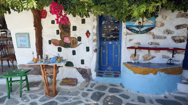 Pyntet fasade utenfor et hvitt hus på gresk øy