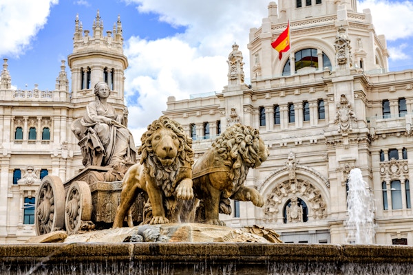 Plaza de Cibeles er et torg med et neoklassisk kompleks av marmorskulpturer med fontener som har blitt et ikonisk symbol for Madrid-byen.