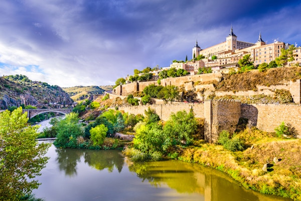 Toledo, Spanias gamlebyens skyline ved Tagus-elven.