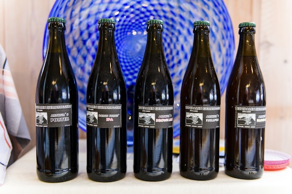 Fem brune flasker med hjemmebrygget øl fra Ruten Fjellstue