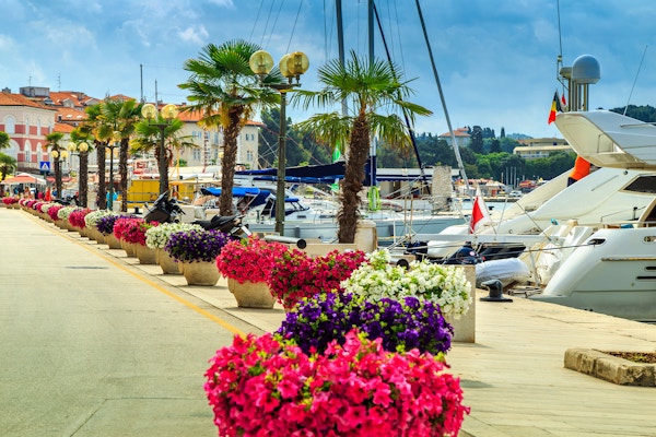 Nydelig, spektakulær gangvei med luksushavn ved Adriaterhavet i Porec, Istria, Kroatia.