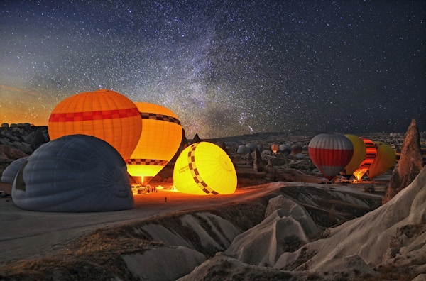 Fargerike luftballonger i Cappadocia, Tyrkia. Vulkanske fjell i Goreme nasjonalpark.