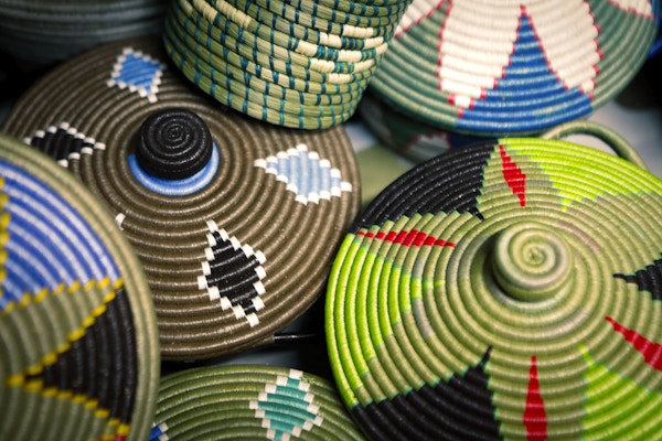 Detalj av tradisjonelle afrikanske håndlagde produkter til salgs på markedet