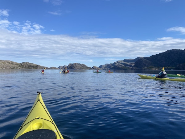 Kajakkpadlere padler på stille hav i Solund