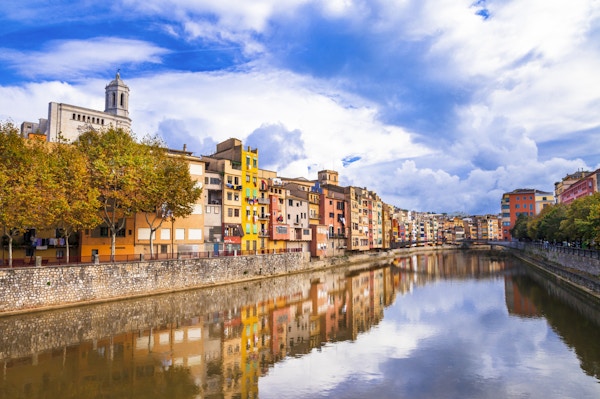 Girona - fargerik by nær Barcelona, Spania
