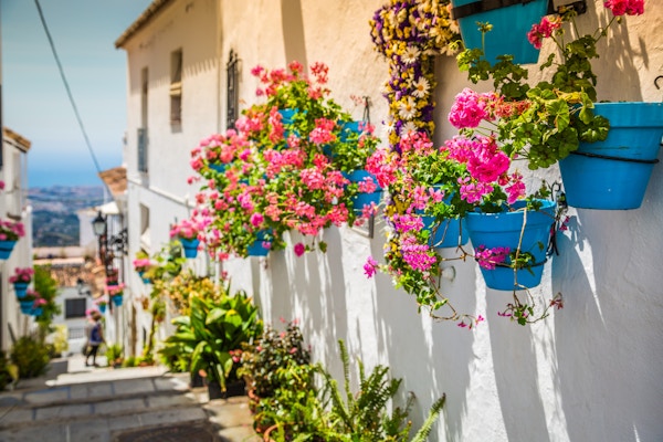 Pittoreske Mijas-gaten med blomsterpotter i fasader. Andalusisk hvit landsby. Costa del Sol. Sør-Spania