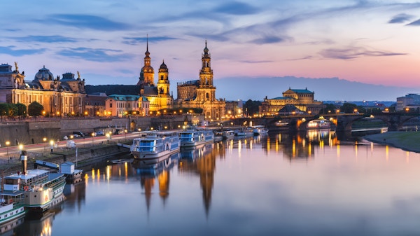 Naturskjønn sommerutsikt over gamlebyens arkitektur med Elbe-elven i Dresden, Sachsen, Tyskland
