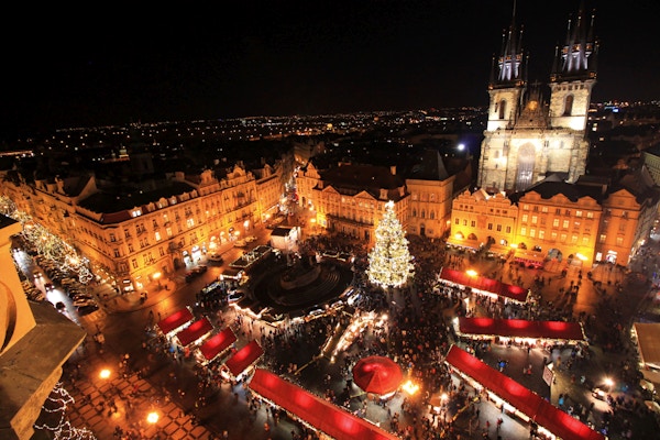 Julemarkeder i Old Towne Center of Prague med Church of Our Lady før TÃ½n i bakgrunnen