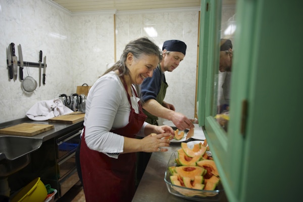 Maya og Roger som driver Martahaugen gård lager mat til sine gjester på kjøkkenet i restauranten