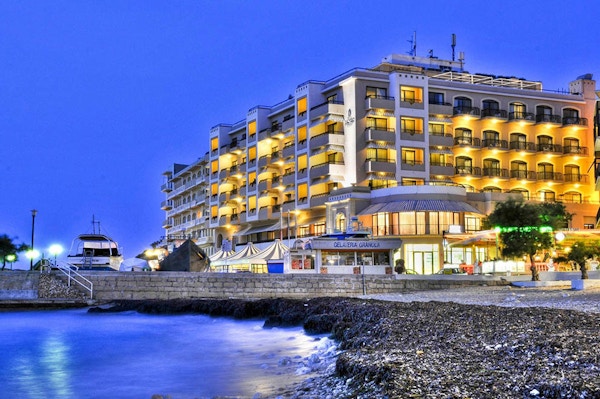 Calypso Hotel i Masalforn er opplyst om kvelden