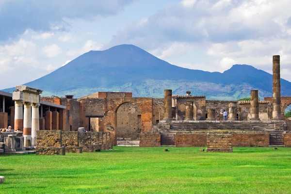 Gamle ruiner av Pompei og vulkanen Vesuv, Italia