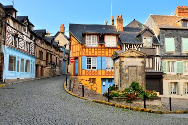 Historiske bindingsverk i den vakre byen Honfleur, Frankrike