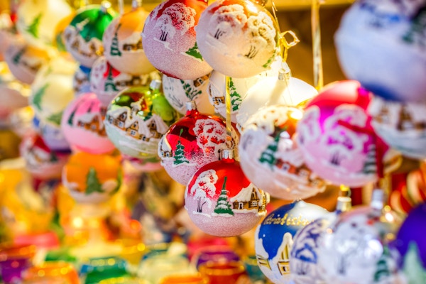 kombinasjon av farger og former på julemarked i en europeisk by
