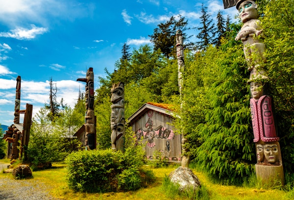 Ketchikan, AK, USA - 24. mai 2016: Ketchikan, AK, USA - 24. mai 2016: Native American Totems and Clan Houses lokalisert på Totem Bight State Historic Site.