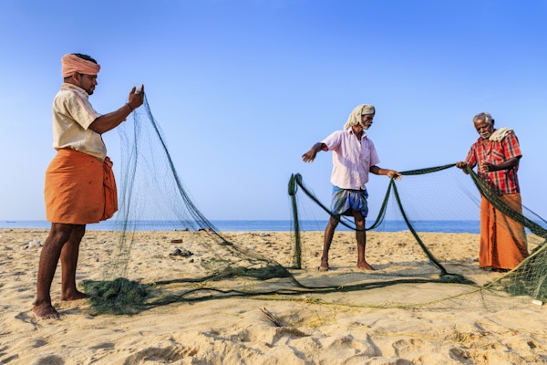 Lokale fiskere som gjør klar fiskenettet