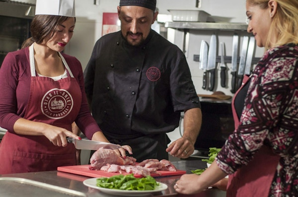 En kokk lærer to kvinner å lage mat på kokkekurs ved restauranten Diar il-Bniet på Malta