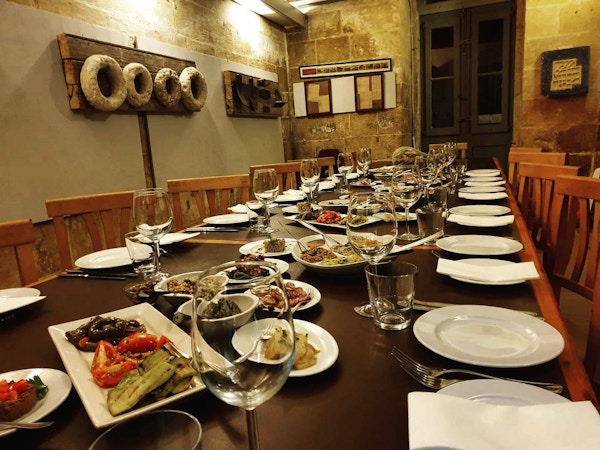 Dekket bord med småretter innendørs på restaurant Tal-Petut på Malta