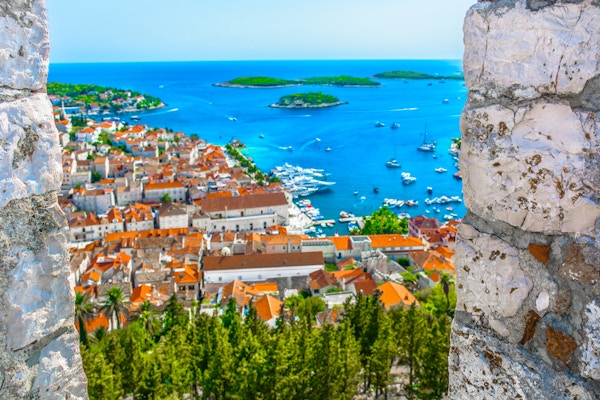 Flyfoto fra marmorlandskap mot det berømte byområdet på øya Hvar, Kroatia. .
