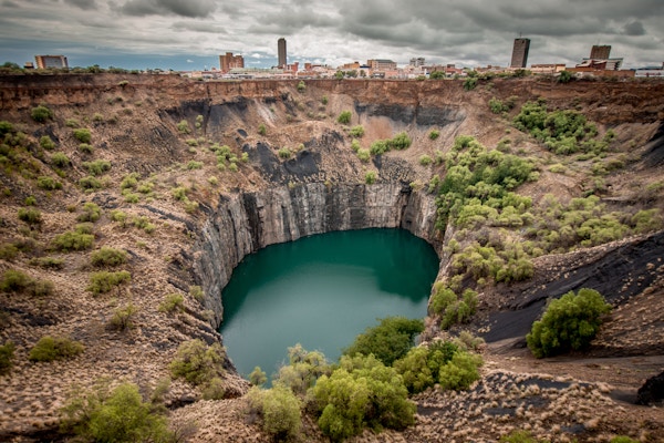 Vid utsikt over The Big Hole i Kimberley, et resultat av gruveindustrien, med byens skyline på kanten