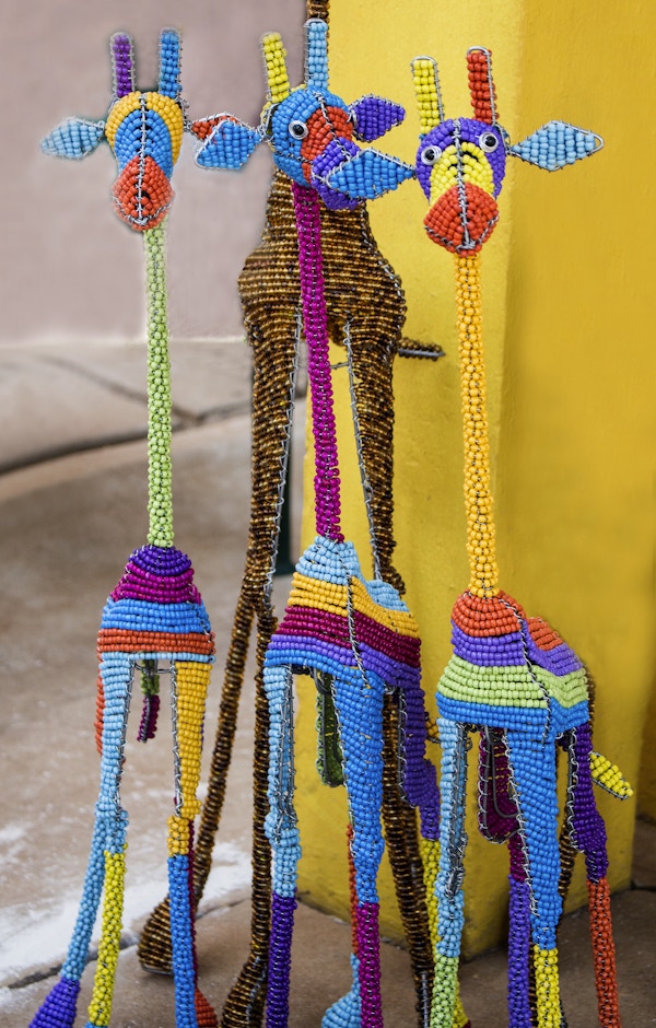 Afrikanske tradisjonelle etniske håndlagde fargerike perletrådleker sjiraffer. Håndverk. Sør-Afrika. Lokalt håndverksmarked. Suvenirer.