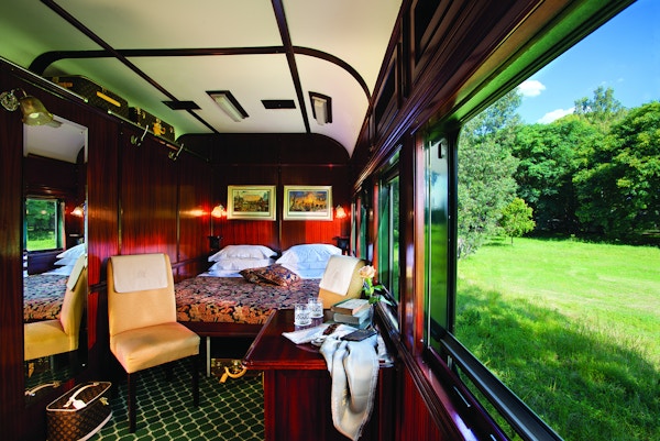 Deluxe suite med dobbeltseng ombord på Rovos Rail