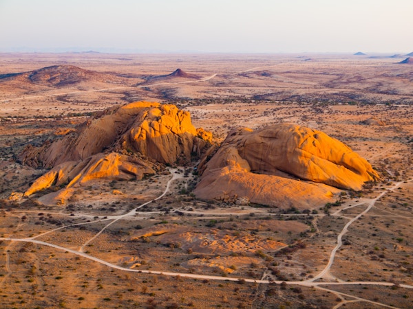 Formasjoner av fjell i en ørken i Afrika
