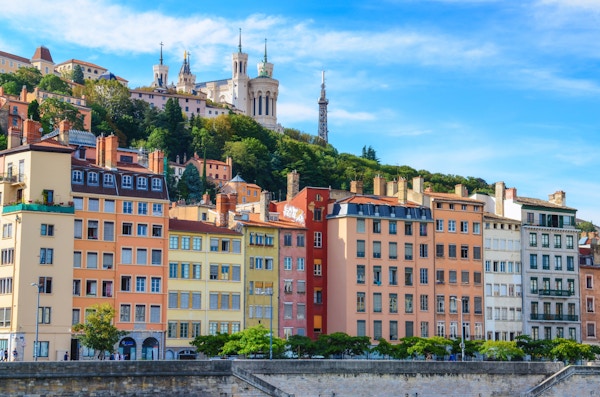 Lyon bybilde fra elven Saone med fargerike hus
