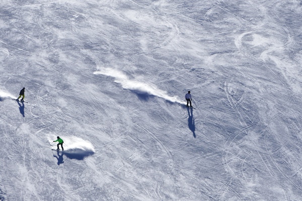 Bansko, Bulgaria - 30. januar 2016: Skibakker med skiløpere i Bansko skianlegg, Bulgaria.
