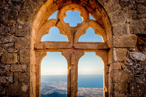 Saint Hilarion Castle, utsikt over dronningens vindu (Queen Elanor) i øvre avdeling. Kyrenia-distriktet, Kypros