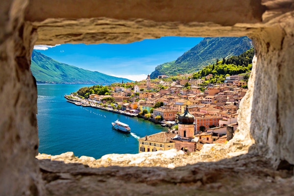 Limone sul Garda-utsikt gjennom steinvinduet fra bakketoppen, Gardasjøen i Lombardia-regionen i Italia