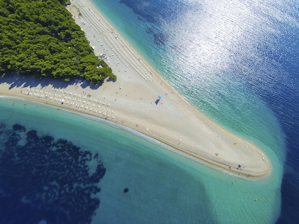 Den berømte stranden Zlatni Rat (Golden Horn eller Golden Cape) på øya Brac i Dalmatia, Kroatia.
