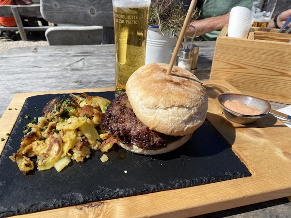 Tallerken med hamburger, poteter og øl
