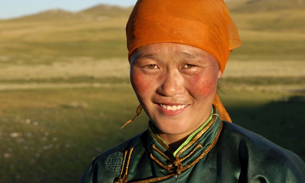 Vakker, ung mongolsk dame i sen ettermiddagssol