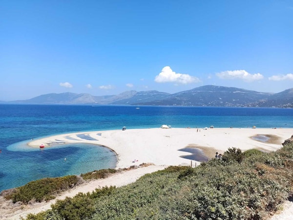 Hvit strand og hav på gresk øy