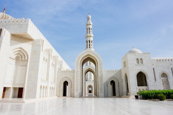 Sultan Qaboos Grand Mosque i Oman, en av Midtøstens største moskeer.