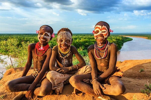 Unge gutter fra Karo-stammen. Karo-stammen er en stamme som bor i den sørvestlige delen av Omo-dalen nær Kenya, Afrika.