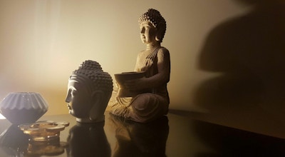 Statuer og dekorasjoner som symboliserer yoga i et yogarom på et hotell